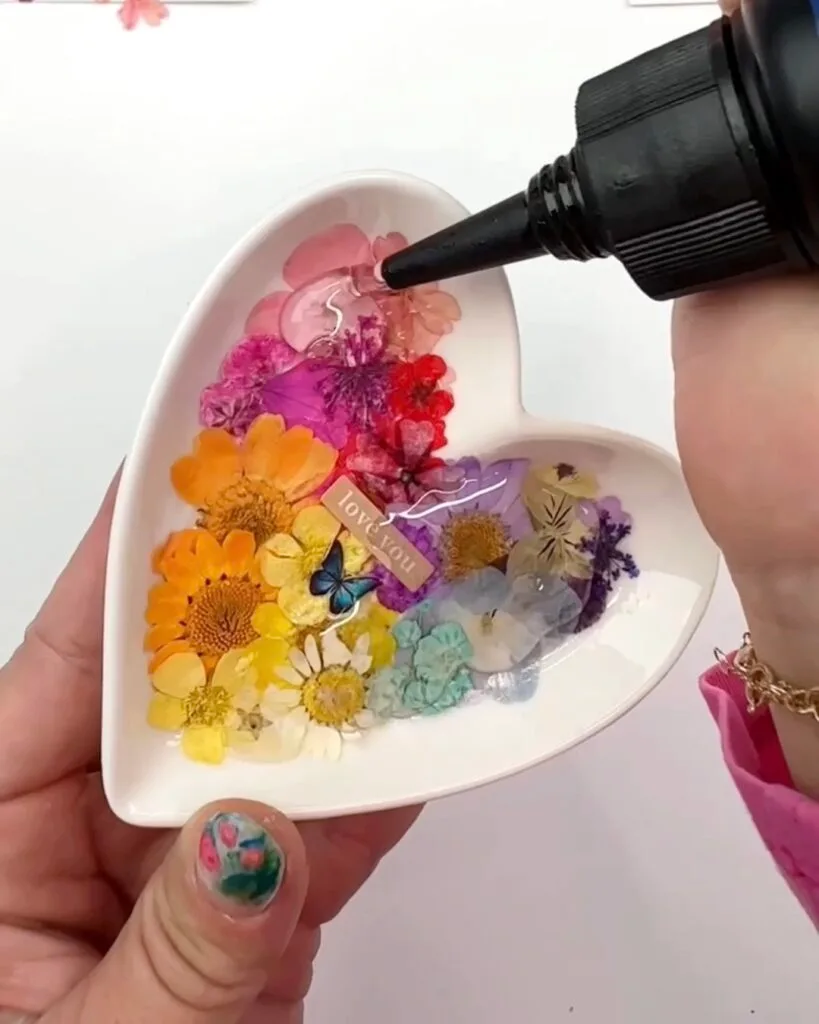 Cover pressed flower with resin